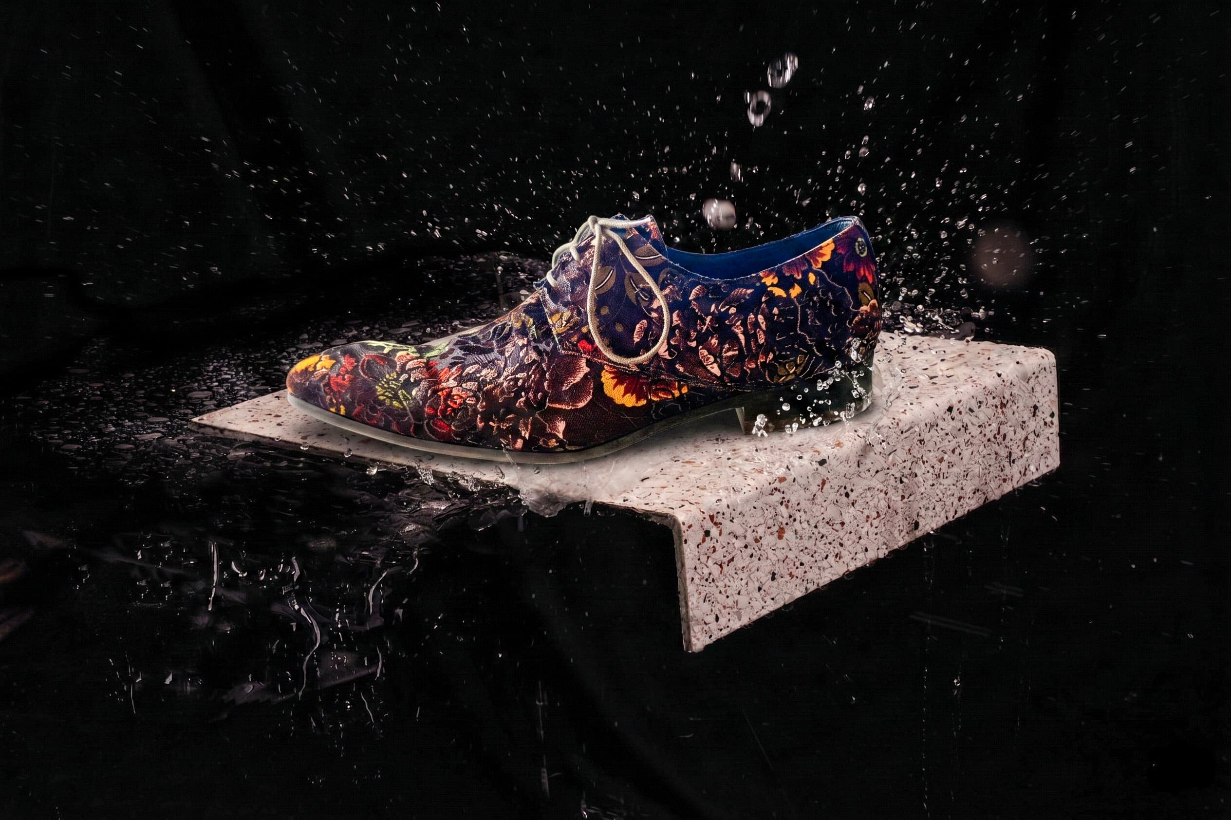 Hero image for the anti-slip article — close-up of an anti-slip surface on a tread