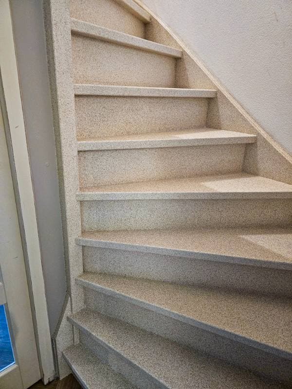 staircase cladding with Ivory Sand stone texture in Goes